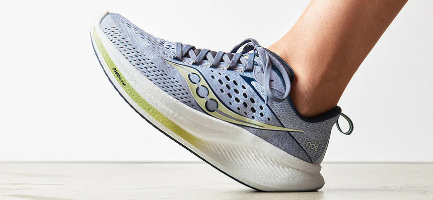saucony ride 17 running shoe striking the ground