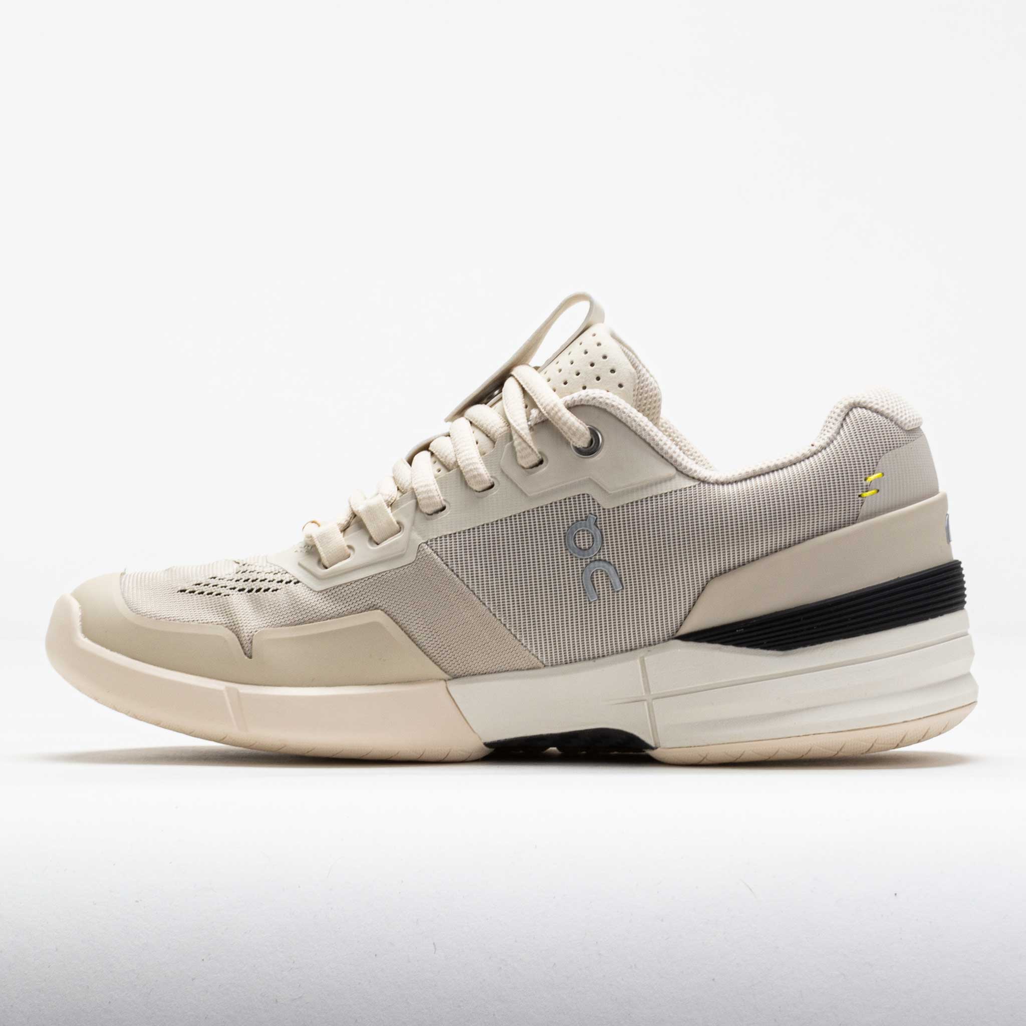 On The Roger Pro Women's Sand/Ivory