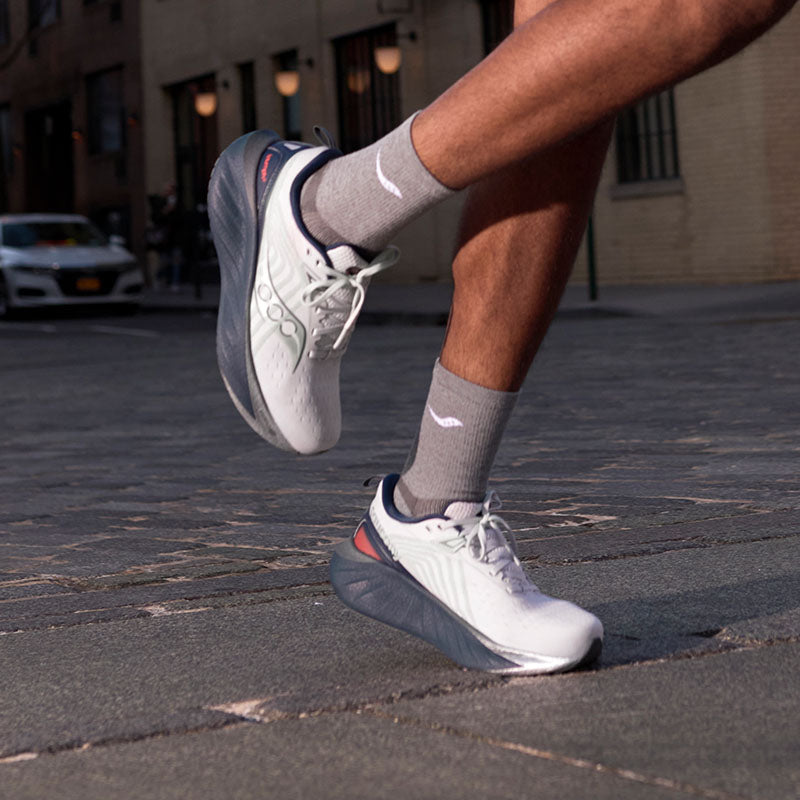 Men's Saucony Triumph 22 running shoes in-use image