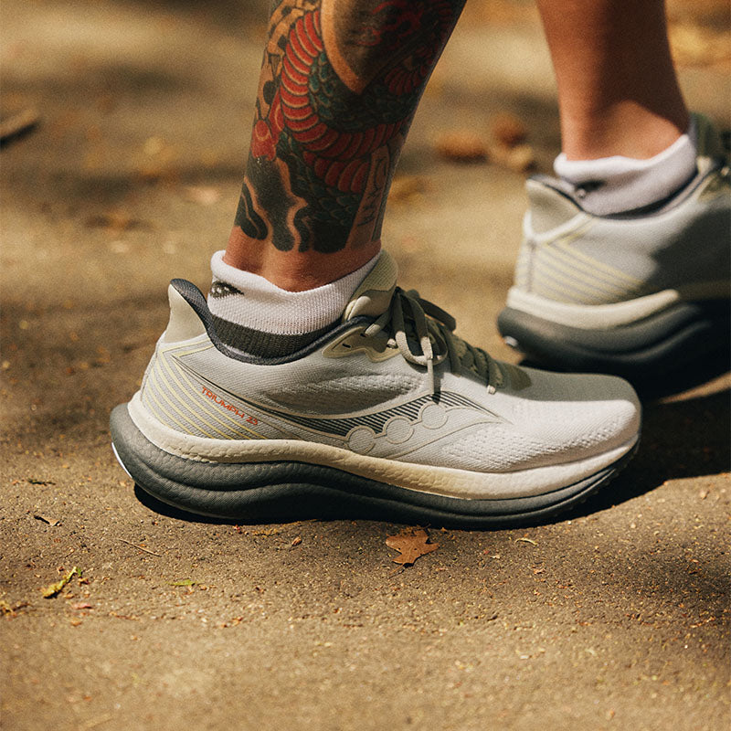 Men's Saucony Triumph 23 running shoes in-use image