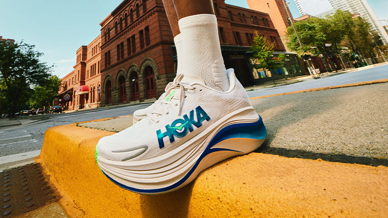 HOKA Skyward X 2 trong bối cảnh chạy đường phố