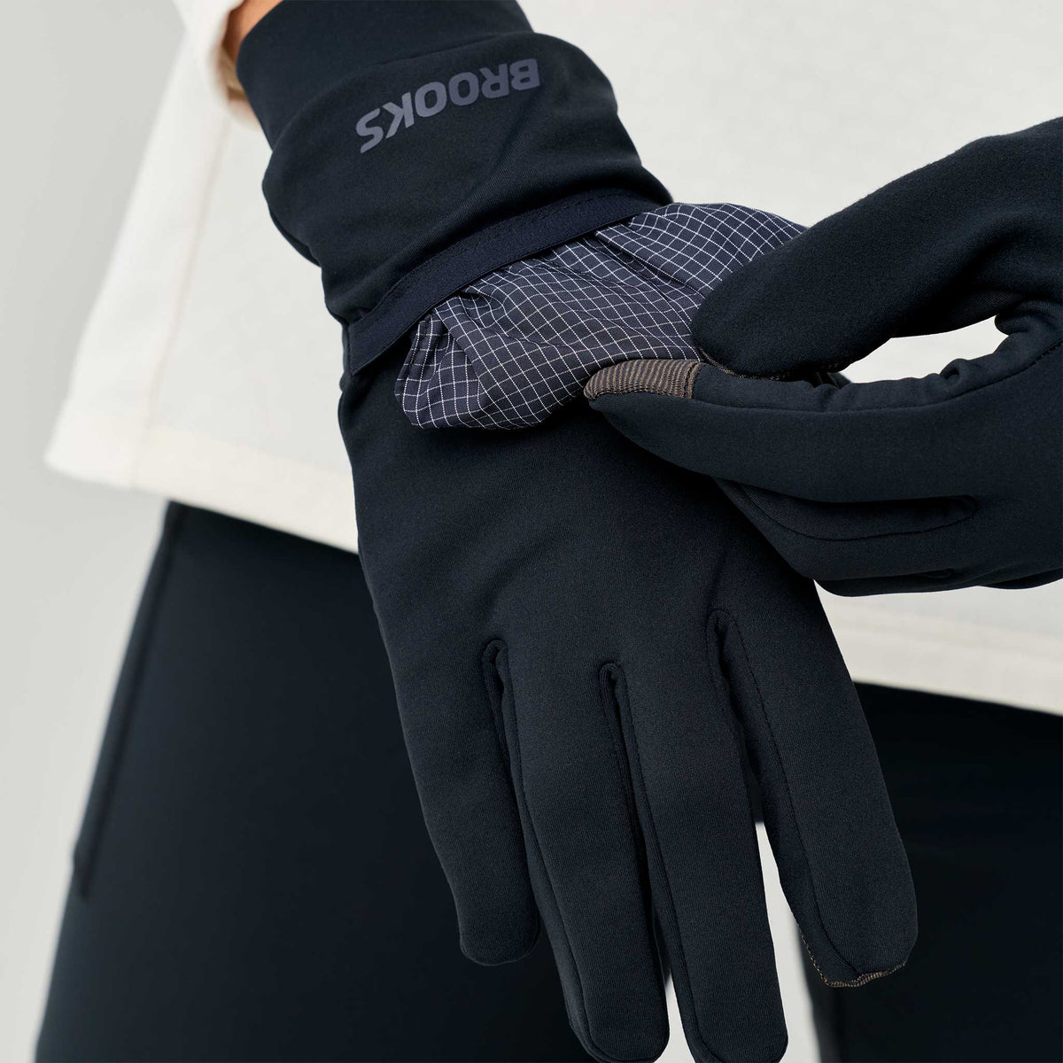 Brooks Momentum Thermal Hybrid Glove