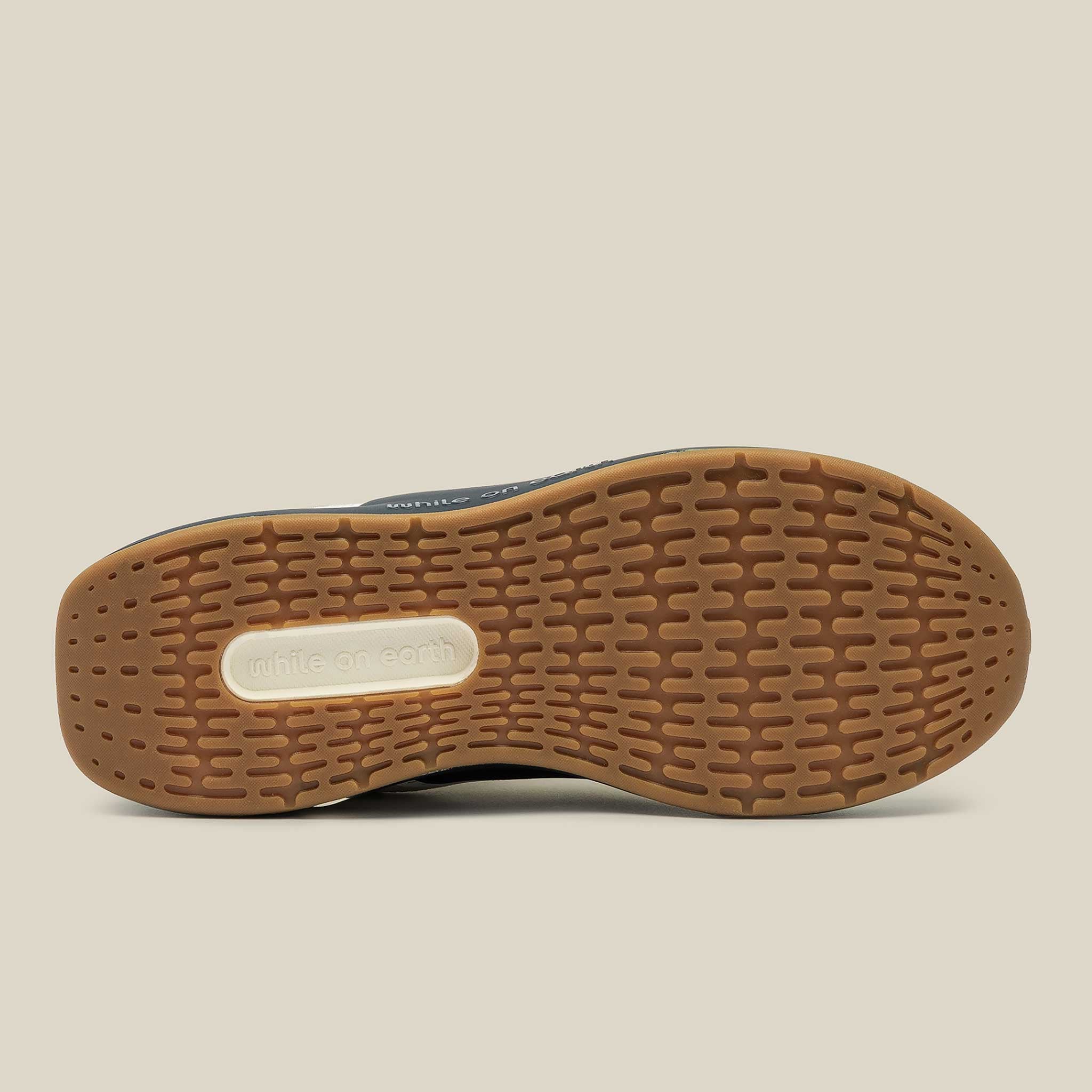 while on earth Move Trainer Unisex