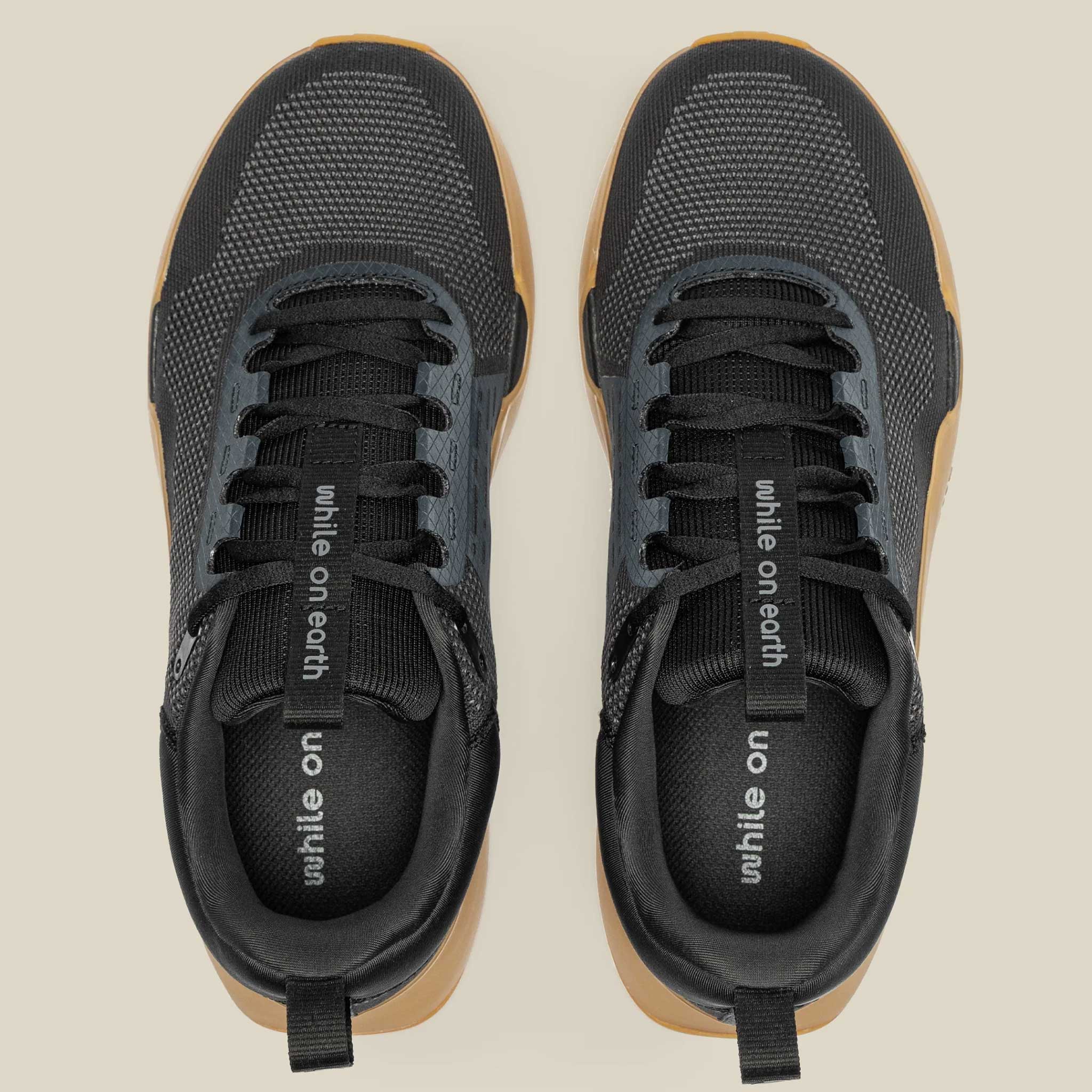 while on earth Move Trainer Unisex Black/Gum