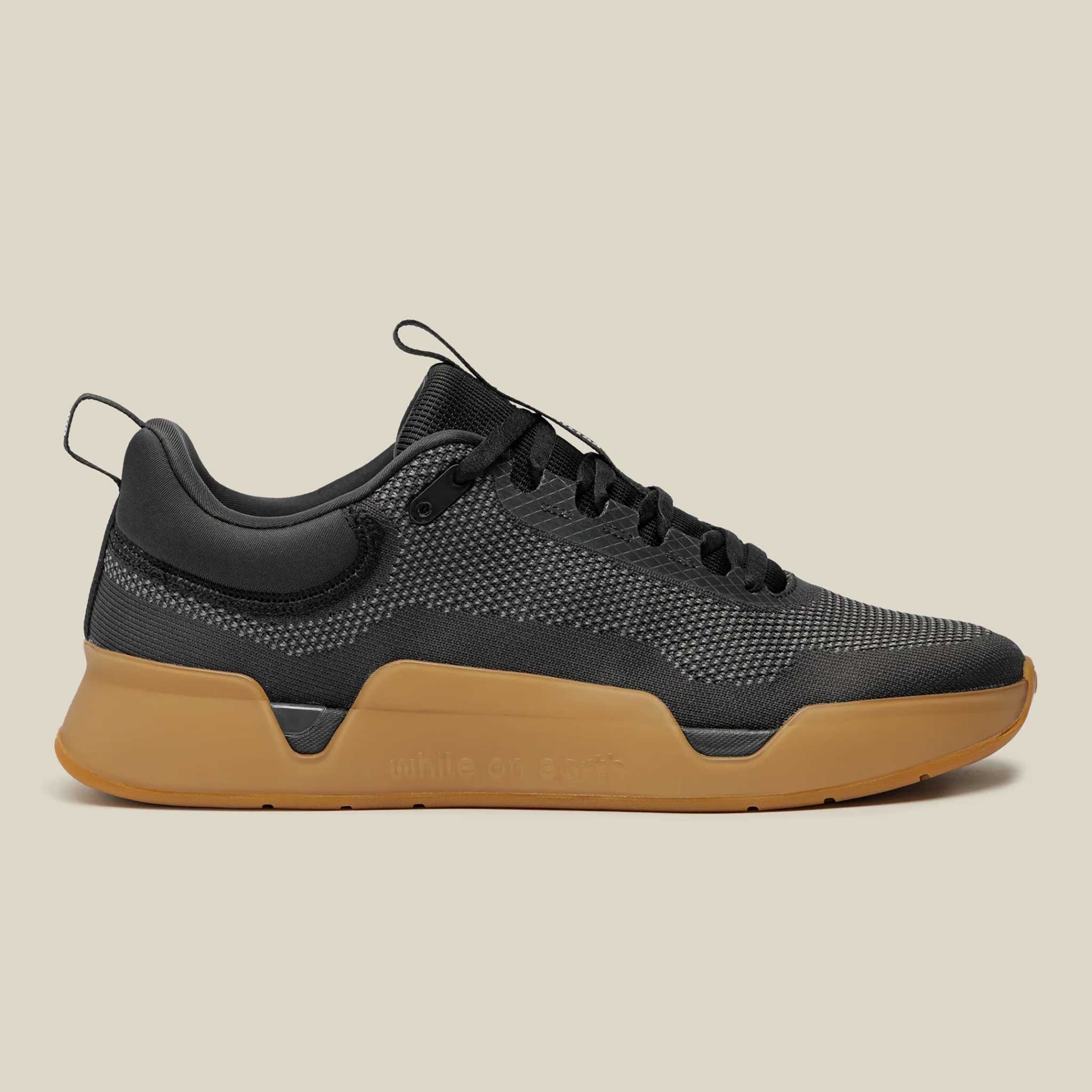 while on earth Move Trainer Unisex Black/Gum