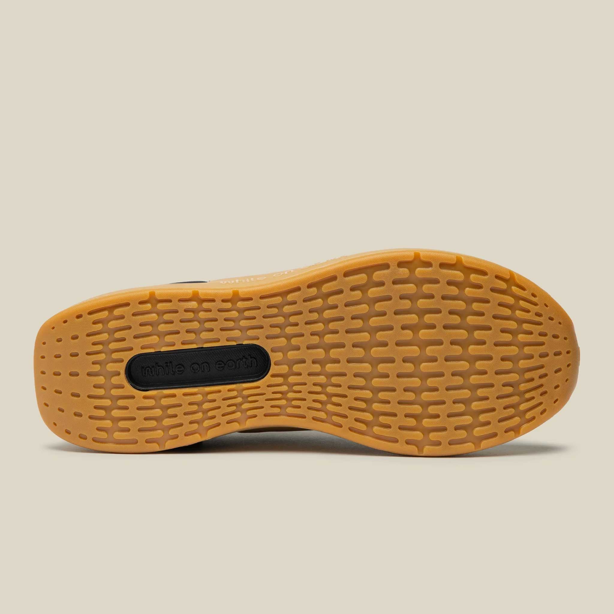while on earth Move Trainer Unisex Black/Gum