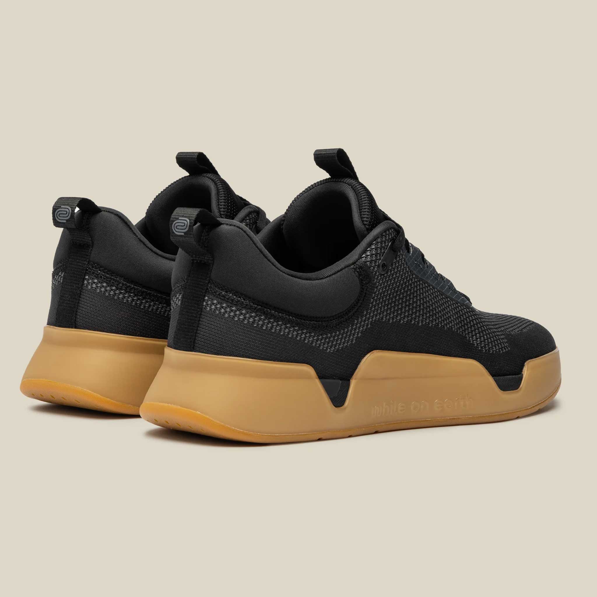 while on earth Move Trainer Unisex Black/Gum