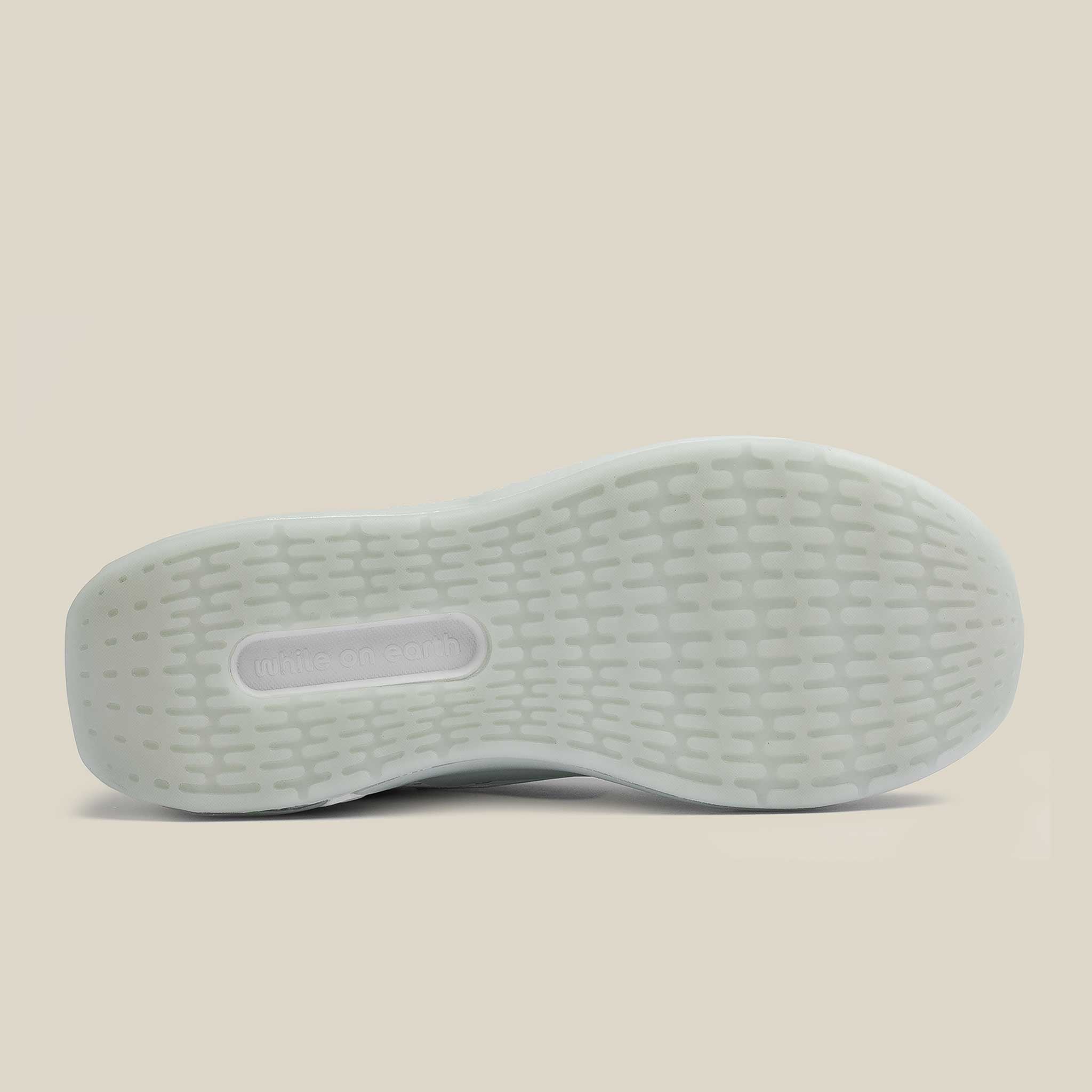 while on earth Move Trainer Unisex White/Mist