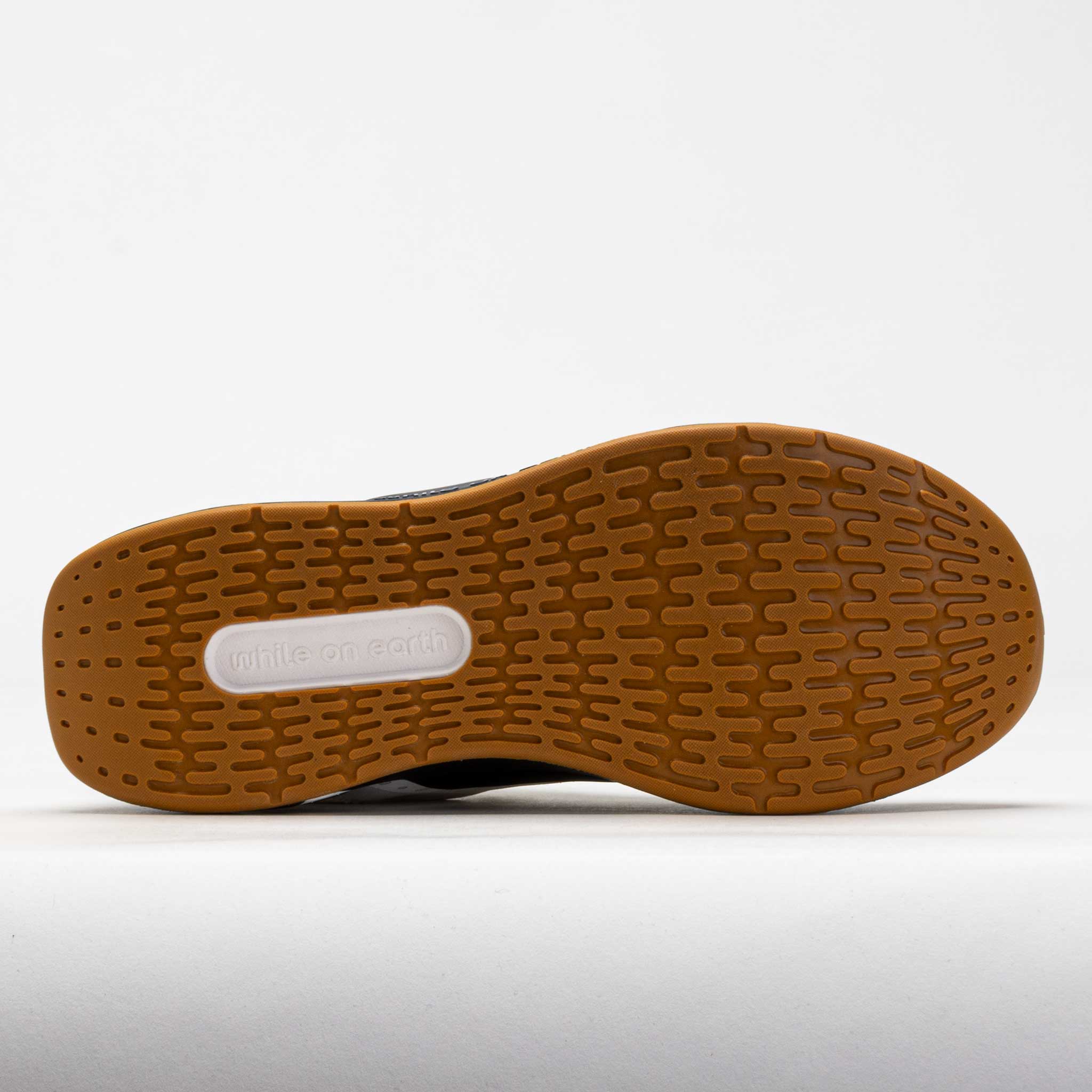 while on earth Move Trainer Unisex White/Black/Gum