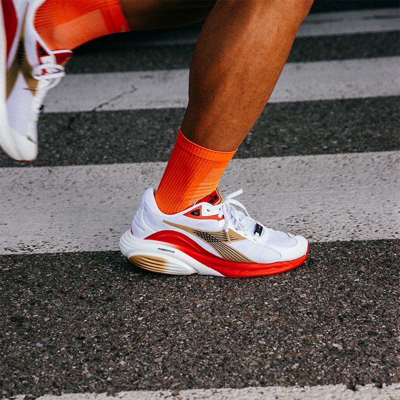 Diadora Atomo Star unisex running shoes in-use image