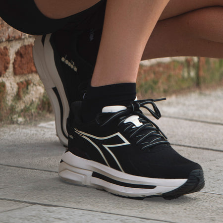 Diadora Cellula women's running shoes in-use image