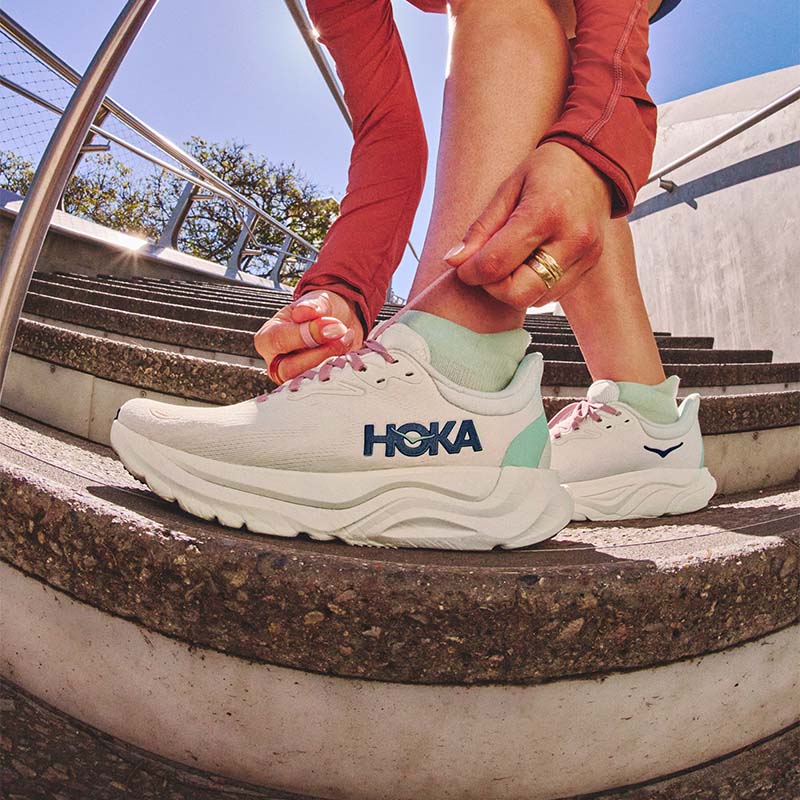 Women's HOKA Arahi 8 in-use image
