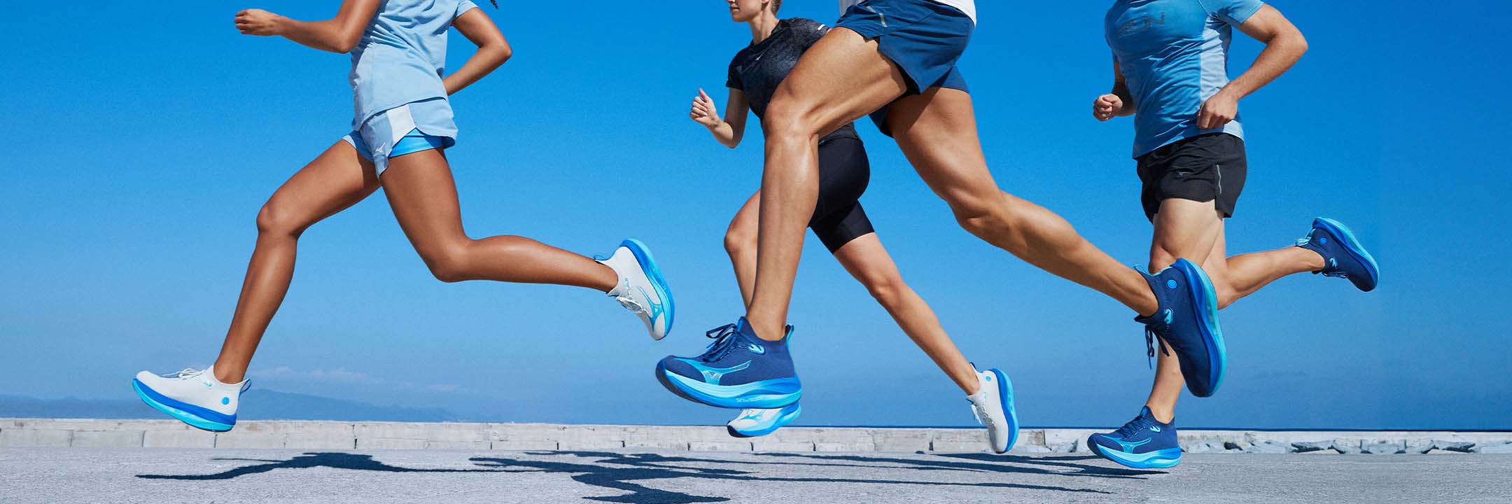 People running in Mizuno Neo Vista running shoes