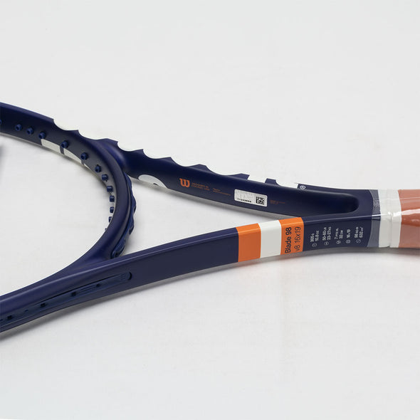 Wilson Blade 98 16x19 v8 Roland Garros 2023